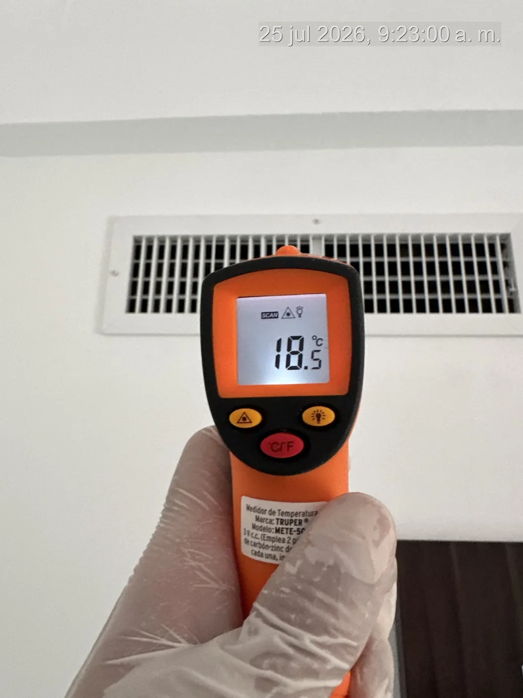 Medición técnica de humedad en una superficie interior