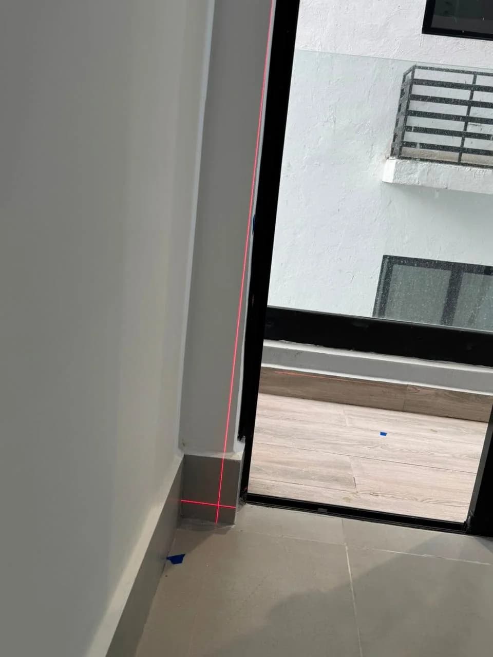 Revisión de ventana y acceso a balcón en una vivienda
