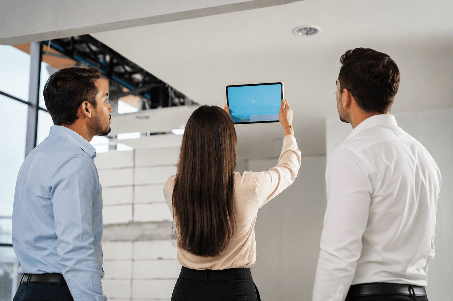 Inspectores jóvenes de VALIDA realizando una evaluación técnica